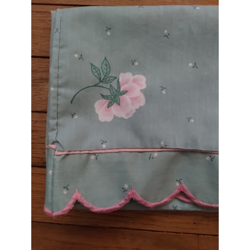 Set Of 2 Vintage Pillowcases Scalloped Edge Rose Bud Floral Print 30"X 20" 1980s